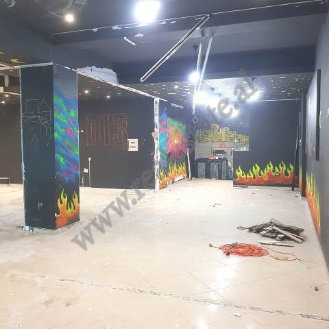 Ambient dyqani per qira prane Condor Center ne Tirane.
Ndodhet ne katin 0 te nje pallati buze rruge